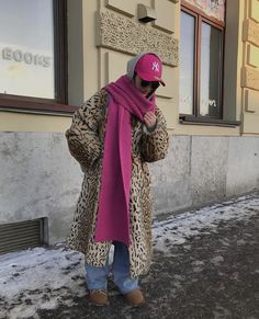 Avant Garde Street Style, Blanket Scarf Outfit, Leopard Print Coat, Scarf Outfit, Outfit Trends, Print Coat, Pink Hat, Cold Weather Outfits