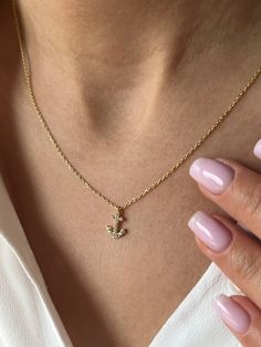 Discover our magnificent sailor necklace! ⚓ Unveil your nautical flair with our delightful anchor necklace, meticulously crafted using premium materials ✨ Choose from 925K Sterling Silver, enhanced with opulent Gold, Rose Gold, or White Gold finishes. This captivating piece is a must-have for every jewelry enthusiast 💙 Details: * Material: 925K Sterling Silver, plated with 14K Gold, Rose Gold, or White Gold * Chain length approximately 18 inches (16 inches + 2-inch extender) / 45 cm (40 cm + 5 Anchor Theme, White Gold Chain, Anchor Necklace, White Gold Chains, Minimalist Gifts, Necklace Gift, Sterling Silber, Gold Rose, Chain Length