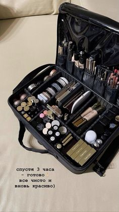 A Lot Of Makeup, Makeup Artist Kit, Makeup Artist Tips, Lots Of Makeup, Makeup Studio, Makeup Box