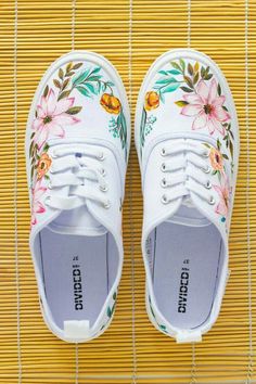 Vans Painted Shoes Ideas, Canvas Shoes Diy, Tattoo Trend, Custom Painted Shoes, Floral Sneakers