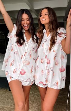 Day Dream PJ Set ~ White Shell Luxe Satin – Show Me Your Mumu Beach Theme Pajamas, Robe And Pj Set, White Bachelorette Party Outfit, Bridesmaid Get Ready Outfit, White Bachelorette, Maternity Dress Outfits, Bride Pajama, Boho Maternity, Pj Party