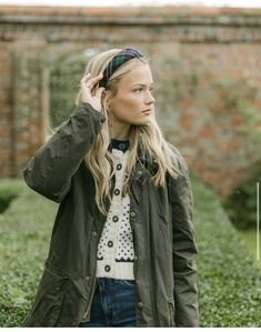 Country Chic: Se Inspire nos Looks da Aristocracia Britânica! English Country Women Outfits, Winter Countryside Outfits, Scotland Fashion Spring, Cute Outfits For Blondes, Modern Scottish Fashion, Scottish Aesthetic Outfit, Irish Style Fashion Women, English Outfit Woman, Garden Chic Outfit