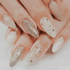 Nails And Gold Rings, New Years Nail Designs Gold Glitter, Wedding Nails For Champagne Dress, New Years Almond Shaped Nails, New Years Nails Natural, Gold Nails Sparkly, Elegant Gold Nails, New Years Nails 2022 Trends, New Year Nails Design 2022