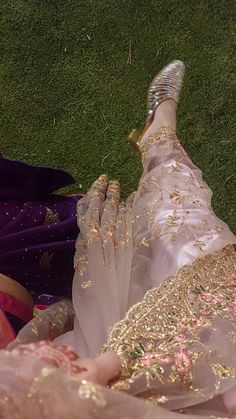 Witty Captions, Giving Advice, Desi Love, Desi Fashion Casual, Hijabi Aesthetic, Best Poses For Pictures, Classy Photography, Desi Wedding, Indian Aesthetic