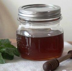 10 Herb Infused Honey Recipes - Fill My Recipe Book Herbal Honey, Diy Herbal Remedies, Mint Recipes, Honey Syrup, Honey Recipes