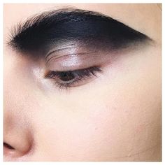 Makeup Bold, Make Up Inspiration, Avant Garde Makeup, Bold Brows, Runway Makeup, Kesha, Smokey Eyes, Fantasy Makeup, Editorial Makeup