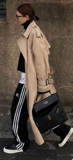 Lululemon Street Style, Elevated Sweats Outfit, Sporty Office Outfits Women, Streetwear Fashion 2024 Woman, White Track Pants Outfit, Germany Street Style, Garconne Style, Sport Chic Outfit, Sporty Elegant Style