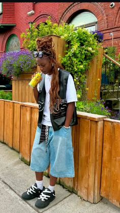 Red Brown Hair, Fashion Black, Black Leather Jacket, Fashion Girl, Eye Glasses, Black Women Hairstyles, Street Fashion, White Shirt, Blue Jeans