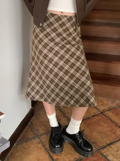 Vintage Brown Checkered Midi Skirt Summer Outfit Accessories, Preppy Fabric, Brown Checkered, Street Y2k, Jeans Outfit Summer, Checkered Design, Ootd Outfits, Vintage Preppy, Body Proportions