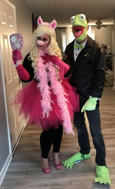 a man and woman dressed up as the muppet and miss piggy for halloween