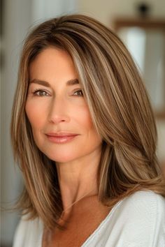 Medium-Length Highlighted Layers Hairstyle on smiling older woman. Hair Cuts Mid Length, Collarbone Length Hair, Mid Length Hair With Layers, Jennifer Lopez Hair, Midlength Haircuts, Medium Layered Hair, Lob Hairstyle, Air Dry Hair, Brown Hair With Blonde Highlights