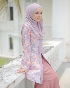 Indonesian Clothing, Muslimah Style, Cool Outfit Ideas, Traditional Attires, Hooded Sweatshirt Dress, Hijab Collection, Hijab Fashionista, Cool Outfit, 25 November