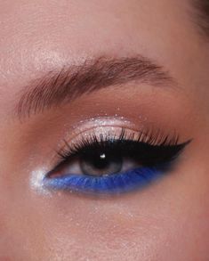 Euphoria Themed Party Makeup, Easy Navy Blue Eye Makeup, Easy Stage Makeup, The 1975 Makeup, The 1975 Concert Makeup, Mama Mia Makeup Ideas, Euphoria Easy Makeup, Cute Blue Makeup Looks Simple, Mama Mia Makeup Look