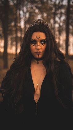 Witchy Photo Light Witch Costume, Coven Makeup Witches, Sorceress Makeup Halloween, Halloween Makeup Photoshoot, Bad Witch Makeup, Makeup Bruja Halloween, Light Halloween Makeup, Make Up Bruja, Diy Witch Costume Women