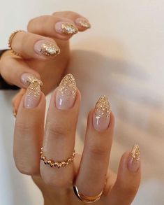 Are you looking to add a touch of elegance to your nails and your outfits with little details? If so, try one of these beautiful gold nail designs! New Year's Nails, Prom Nails, Chic Nails, Short Acrylic Nails, Nail Arts, Chrome Nails, Gold Nails