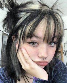 Bob Pendek, Skunk Hair, Y2k Hairstyles, Hair Streaks, Dyed Hair Inspiration, Pretty Hair Color, Alternative Hair, Foto Poses