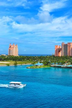 a boat is in the water near some hotels