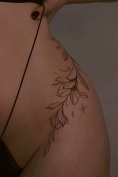 the back of a woman's stomach with leaves on it