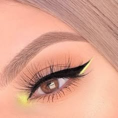 Tutorial Eyeliner, Make Up Designs, Yellow Makeup, Super Fly, Cute Eye Makeup, Easter Makeup, Glasses Makeup, Eye Makeup Pictures, Smink Inspiration