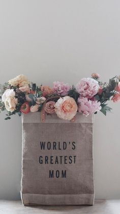 a bag with flowers in it that says world's greatest mom on the front