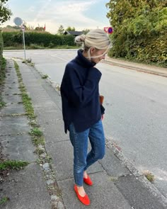 Peer Gynt, Classic Sweater, Looks Street Style, Top Down, Sweater Making, Red Shoes, Winter Looks, Mom Style, Winter Style