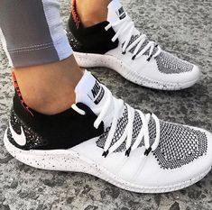 Nike Training Shoes, Basket Style, Nike Slides, Baskets Nike, Roshe Run, Womens Training Shoes, Nike Lebron, Gym Shoes, Daryl Dixon