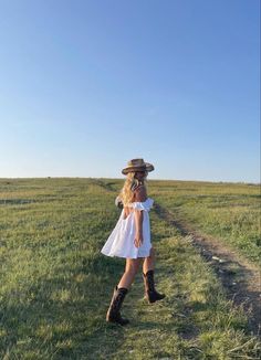 Country Cottage Core Outfits, Gigi Core, Mountain Cowgirl, Farm Girl Outfits, Field Pics, Countryside Outfit, Country Photoshoot, Country Girl Aesthetic