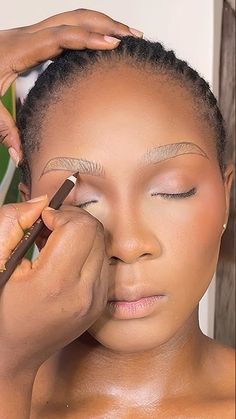 Easy Brows Tutorial Step By Step, Model Face Makeup, How To Draw Eyes Brows, How To Draw Eyebrows Makeup, Simple Makeup Tips Natural Looks, Simple Make Up Tutorial Natural Looks, How To Draw Brows, How To Make Makeup, How To Do Brows For Beginners