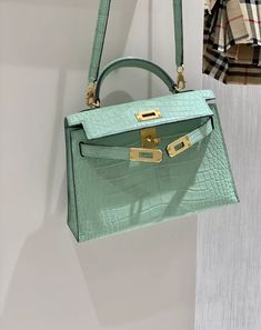 Luxury Green Bucket Shape Bag, Luxury Green Shoulder Bag With Main Compartment, High-end Luxury Bag With Single Compartment, Luxury Green Bag With Lock, Designer Green Box Bag With Gold-tone Hardware, Girly Bags, Hermes Bags