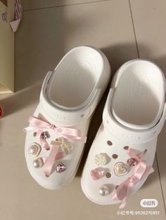 White Crocs With Pink Jibbitz, White Crocs With Hello Kitty Charms, Light Pink Crocs With Charms, Coquette Crocs, Fancy Crocs, Crocs Decorations, Fluffy Crocs, Jibbitz Crocs Ideas