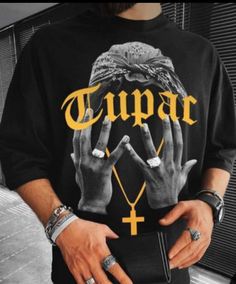 Tupac T Shirt, Tshirt Design Men, Thug Life, Moda Vintage, Tupac, Pullover Designs, Retro Prints, Hip Hop Fashion, Doberman