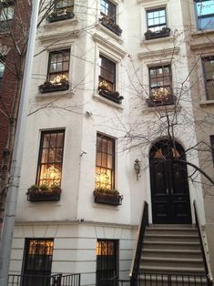 Apartment Building Exterior, Trendy Apartment, Casas Coloniales, Nyc Apartment, Dream Apartment, Window Boxes, Building Exterior, City Apartment, Cool Apartments