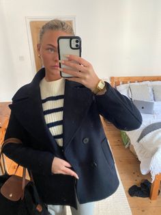 Longchamp Navy Outfit, Navy Jacket Outfit Winter, Navy Coat Outfits For Women, Navy Blue Jacket Outfit, Navy Blue Coat Outfit, Navy Jacket Outfit, Stockholm Winter, Trenchcoat Style, Navy Blue Fashion