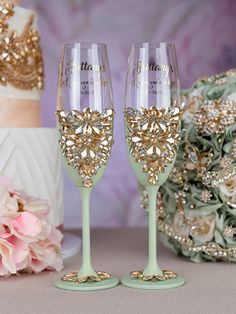 Sage Green 2 quinceanera champagne glasses Sage Green And Gold Quinceanera Theme, Quince Cups, Quinceanera Champagne Glasses, Quinceanera Champagne, Sage Green Quinceanera, Gold Quinceanera Theme, Money Card Box, Green Quinceanera