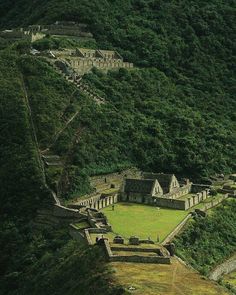 an aerial view of the ruins and surrounding mountains