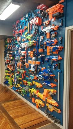 [Ad] 45 Cool Game Room Ideas Modern Tricks To Copy Today #coolgameroomideasmodern Gamer Rum, Nerf Wall, Boy Bedroom Design, Gamer Room, Toy Rooms, Big Boy Room, Boys Bedrooms