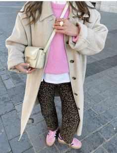 Leopard Pants Outfit, Looks Adidas, Printed Pants Outfits, Leopard Print Outfits, Leopard Print Pants, Skandinavian Fashion, Double Denim, Looks Street Style, Print Pants