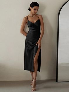 Presentamos el vestido midi plisado con escote en V y abertura en la cintura de Guocali
 Este vestido de mujer es esencial para un armario con estilo.

 Este vestido midi, confeccionado en lujoso satén de seda, ofrece comodidad y elegancia. El diseño de escote en V resalta el escote a la perfección.

 La cintura plisada aporta un toque favorecedor. Además, el detalle de la abertura proporciona un aspecto elegante y moderno. Perfecto para una fiesta o una salida informal, este vestido de moda
 Co Backless Midi Dress, Cami Midi Dress, Summer Green, Slip Dresses, Dresses 2023, Mini Robes, Sleeveless Midi Dress, Women's Evening Dresses, Midi Dress Party