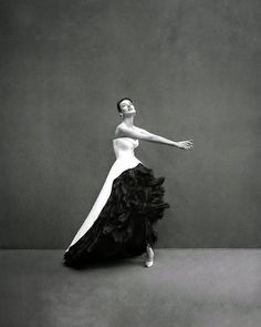 O trabalho de Cristobal Balenciaga eternizado pelas lentes de Avedon na década de 50. Inspiração “barra-pesada” nesta segunda-feira, mas a… Dorian Leigh, Cristobal Balenciaga, Glamour Vintage, Organza Gowns, Cristóbal Balenciaga, High Fashion Photography, 20th Century Fashion, Richard Avedon, Vintage Fashion Photography