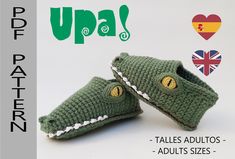 two crocheted slippers with the words upa written in english and spanish