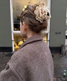 Florist Outfit, Boho Updo Hairstyles, Bows In Hair, Calm Autumn, Boho Updo, Hairstyle Examples, Fairy Hair, Ribbon Hairstyle, Hairdos For Curly Hair