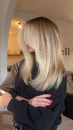 Haircut Inspiration Face Framing, Blonde Hair And Curtain Bangs, Medium Length Hair One Length, Haircuts For Medium Blonde Hair, Blonde Hair Square Face, Layers On Shorter Hair, Danish Blonde Hair, Long Hair With Long Layers Face Framing, Haircut Straight Across