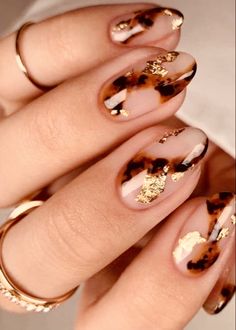 Abstract Holiday Nails, Torti Nails Design, Gel Manicure Nail Art, Tortious Shell Nails, Tortoise Shell Nails With Gold, Neutral Bridesmaid Nails, Photo Shoot Nails, Hard Nail Art, Resort Nails