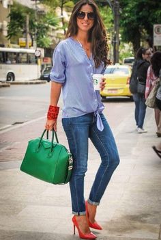 Green Handbag Outfit, Weekend Outfits For Women, Red Combination, Fashion Jeans Outfit, Athleisure Looks, Weekend Outfits, Womens Fashion Jeans, Green Handbag, Moda Jeans