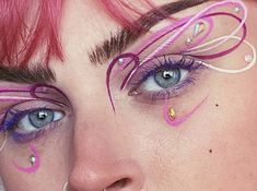 Pieces Rising, Pink And White Makeup, Graphic Liners, Cute Eye Makeup, Bright Makeup, Work Makeup, Magical Makeup, Graphic Eyeliner, White Makeup