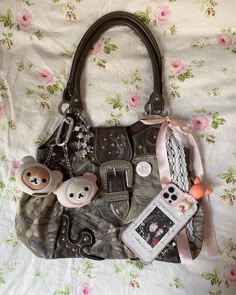 @morgansrayy | not my picture, dm me for cred or removal !! Midzise Fashion, Y2k School Bag, Grunge Bags, Y2k Bags, Purse Ideas, Aesthetic Bags, Mia 3