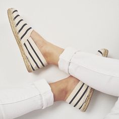 ☆ White jeans & striped espadrilles Espadrilles Outfit, Mode Shoes, Striped Espadrilles, Mode Tips, Blazer Outfit, Striped Jeans, Shoe Lover, Toms Shoes