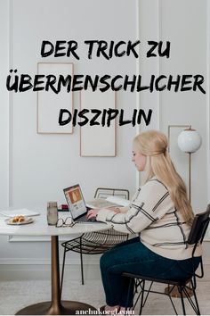 a woman sitting at a table with a laptop in front of her and the words der tricks zu obermenschiller displin