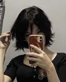 Pfps Discord, Black Hair Aesthetic, Messy Haircut, Short Grunge Hair, Short Hair Tomboy, Short Dark Hair, Hair Inspiration Short, Short Black Hairstyles, Girl Short Hair