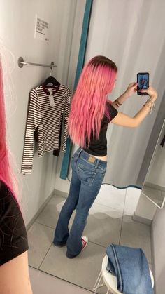 #pinkhair #outfit #converse #redconverse #pink #hm #shopping #outfitinspo #lowrisejeans #lowrise Outfit Converse, Red Converse, Low Rise Jeans, Pink Hair, Low Rise, Converse, H&m, Outfit Inspo, Hair